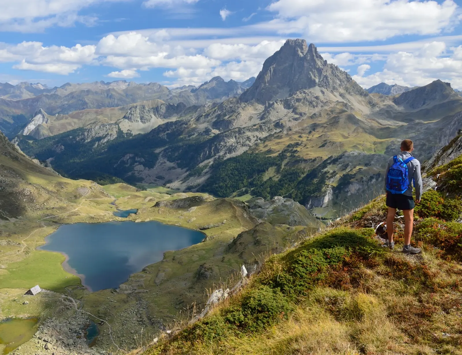Randonneur face à un lac de montagne dans les Pyrénées